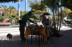 O Ernesto, do Hotel Machado, nos serve um maravilhoso desayuno na praça em frente ao hotel, em Mazatlán, no México